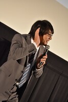 「レイトさーん！」という歓声を受ける小澤雄太。