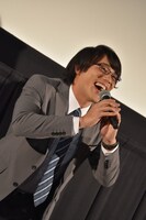 「レイトさーん！」という歓声に応える小澤雄太。