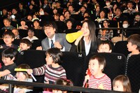 中央左から小澤雄太、長谷川眞優。