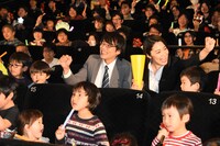 中央左から小澤雄太、長谷川眞優。