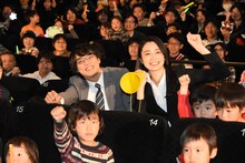 中央左から小澤雄太、長谷川眞優。