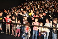 中央左から小澤雄太、長谷川眞優。