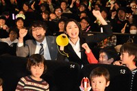 中央左から小澤雄太、長谷川眞優。