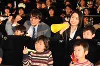 中央左から小澤雄太、長谷川眞優。