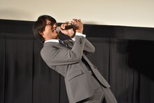 「うわっ、やめてくださいよ……！」と1人芝居を始める小澤雄太。