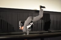 メガネを外し、片手側転する小澤雄太。