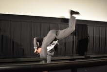 メガネを外し、片手側転する小澤雄太。