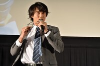 メガネを外した小澤雄太。