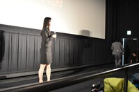 「忘れてたー！」と叫び、舞台袖へ走る小澤雄太（右）。