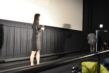 「忘れてたー！」と叫び、舞台袖へ走る小澤雄太（右）。