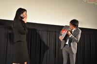 花束を持って再登場した小澤雄太（右）と、感激する長谷川眞優（左）。