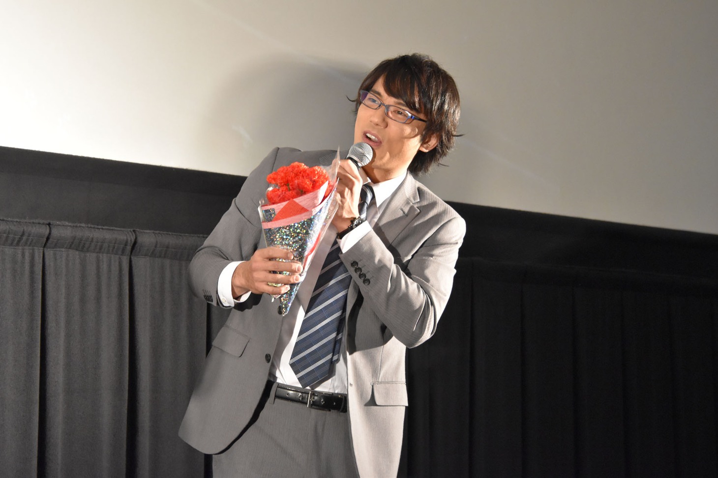 花束を持って再登場した小澤雄太。