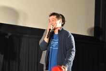 サプライズ登壇した坂本浩一（手前）。