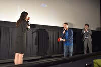 サプライズ登壇した坂本浩一（中央）と、感激する長谷川眞優（左）。