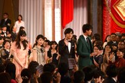 レッドカーペットを歩く登壇者たち。左から中条あやみ、浜辺美波、北村匠海、竹内涼真。