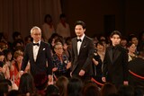 左から西村雅彦、松田龍平、村上虹郎。