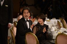 左から役所広司、広瀬すず。