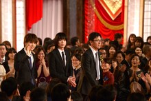 レッドカーペットを歩く登壇者たち。左から岩田剛典、菅田将暉、臼井央。