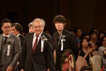 野田洋次郎（左から3人目）