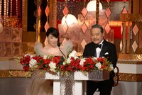 司会の西田敏行（右）と宮沢りえ（左）。