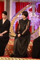 左から夏川結衣、広瀬すず。