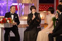 左から司会の西田敏行、広瀬すず。