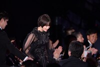 最優秀助演女優賞に輝き、ステージへ移動する広瀬すず。