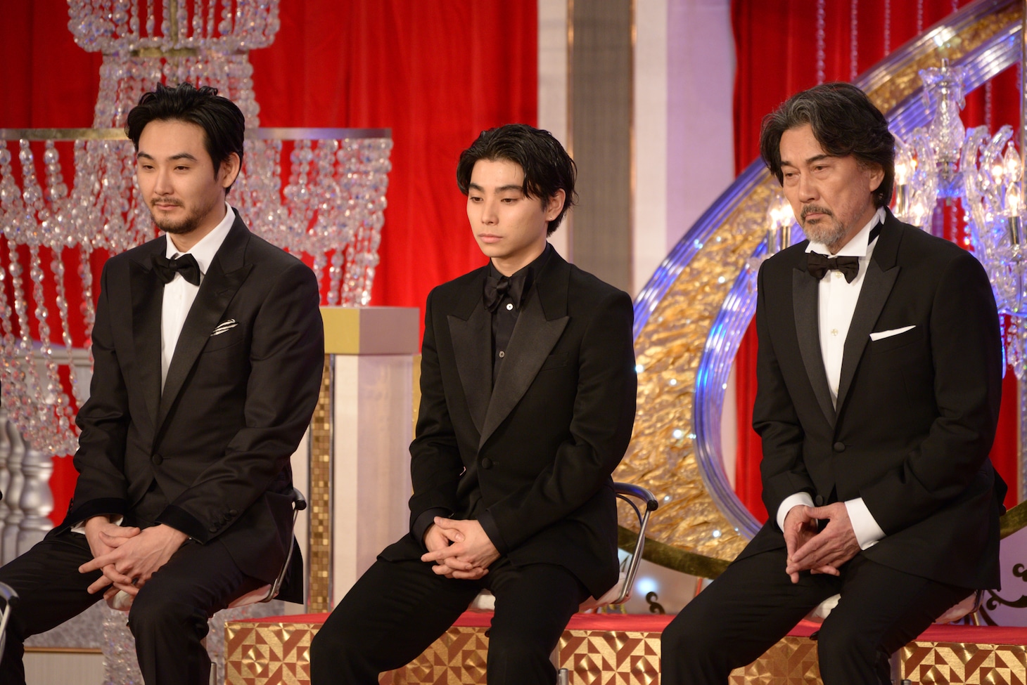 左から松田龍平、村上虹郎、役所広司。