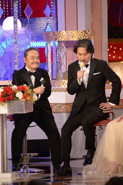 左から司会の西田敏行、役所広司。