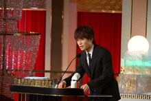 プレゼンターを務めた岩田剛典。