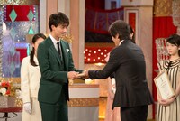 プレゼンターの佐藤浩市（右）から賞を受け取る竹内涼真（左）。