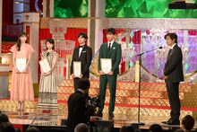 左から中条あやみ、浜辺美波、北村匠海、竹内涼真、佐藤浩市。