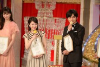 左から中条あやみ、浜辺美波、北村匠海。