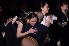最優秀主演女優賞の受賞を喜び、監督の白石和彌（右）とハグをする蒼井優（左）。