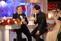 左から西田敏行、岡田准一。