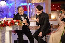 左から西田敏行、岡田准一。