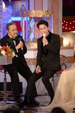 左から西田敏行、佐藤健。