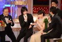 菅田将暉（中央）が撮影で使用したバンテージを披露する宮沢りえ（右）。