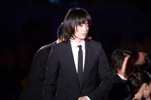 最優秀主演男優賞に輝き、ステージへ向かう菅田将暉。