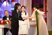 プレゼンターの宮沢りえ（右）と握手を交わす菅田将暉（左）。