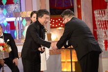 プレゼンターを務めた樋口真嗣（右）と握手をする是枝裕和（左）。