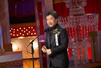 最優秀監督賞を受賞した是枝裕和。