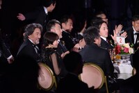 最優秀作品賞に決まった際の「三度目の殺人」キャスト、スタッフ。