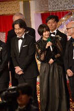 左から役所広司、広瀬すず。