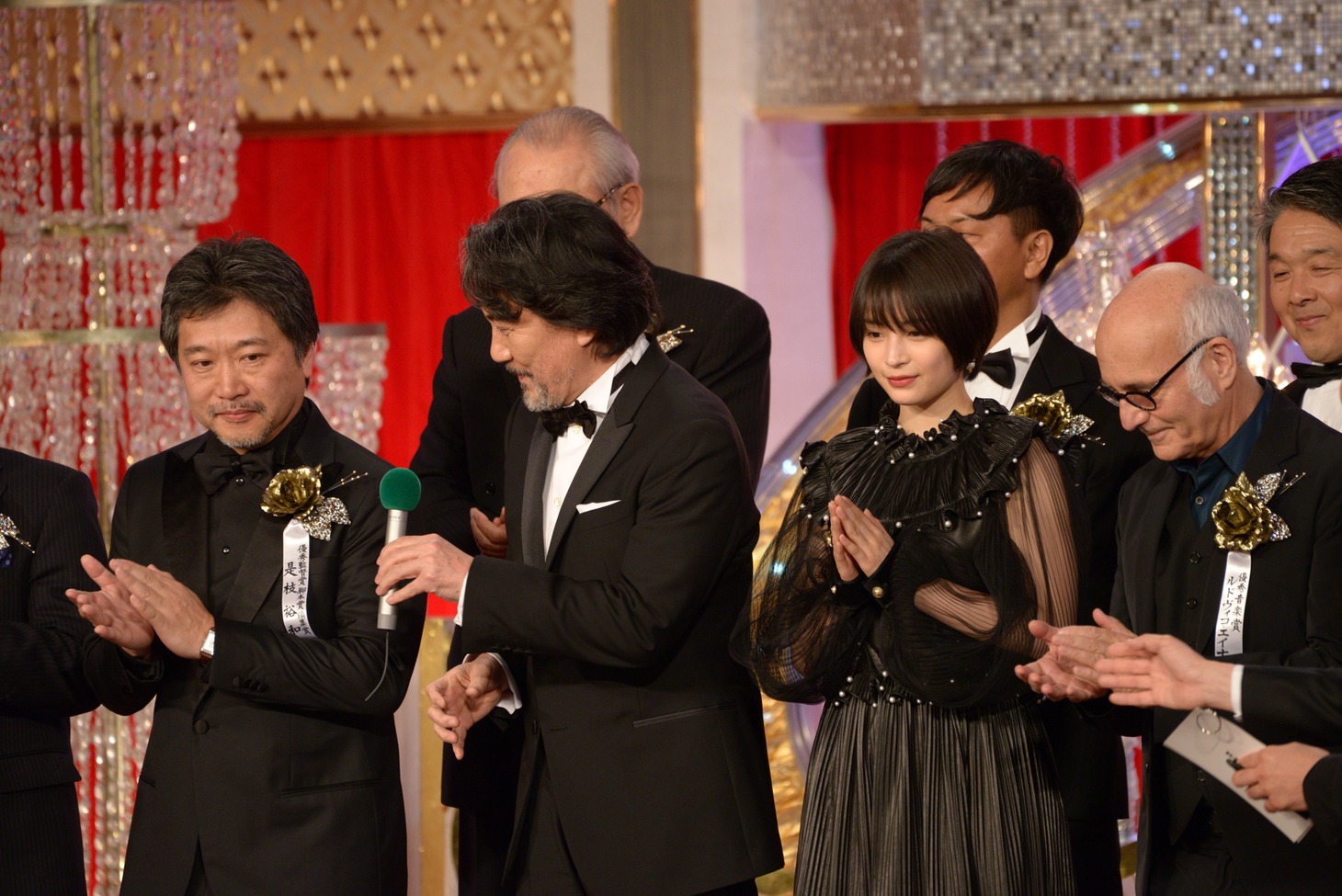 左から是枝裕和、役所広司、広瀬すず。