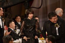 左から広瀬すず、是枝裕和。