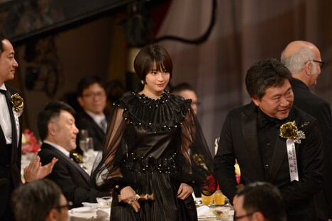 左から広瀬すず、是枝裕和。