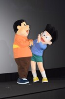 ジャイアン（左）に腕を掴まれるスネ夫（右）。