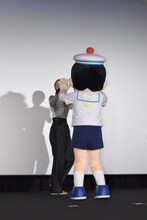 長澤まさみ（左）とハイタッチをするのび太（右）。