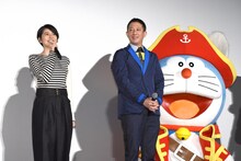 左から長澤まさみ、高橋茂雄、ドラえもん。